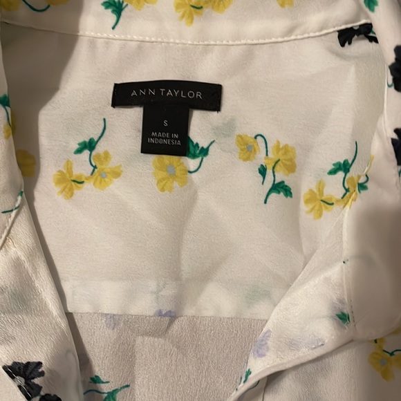Ann Taylor v-neck button down tank, small, EUC - Picture 2 of 5